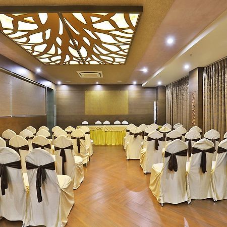 Oyo 13253 The Grand Vinayak Hotel Ahmedabad Eksteriør bilde