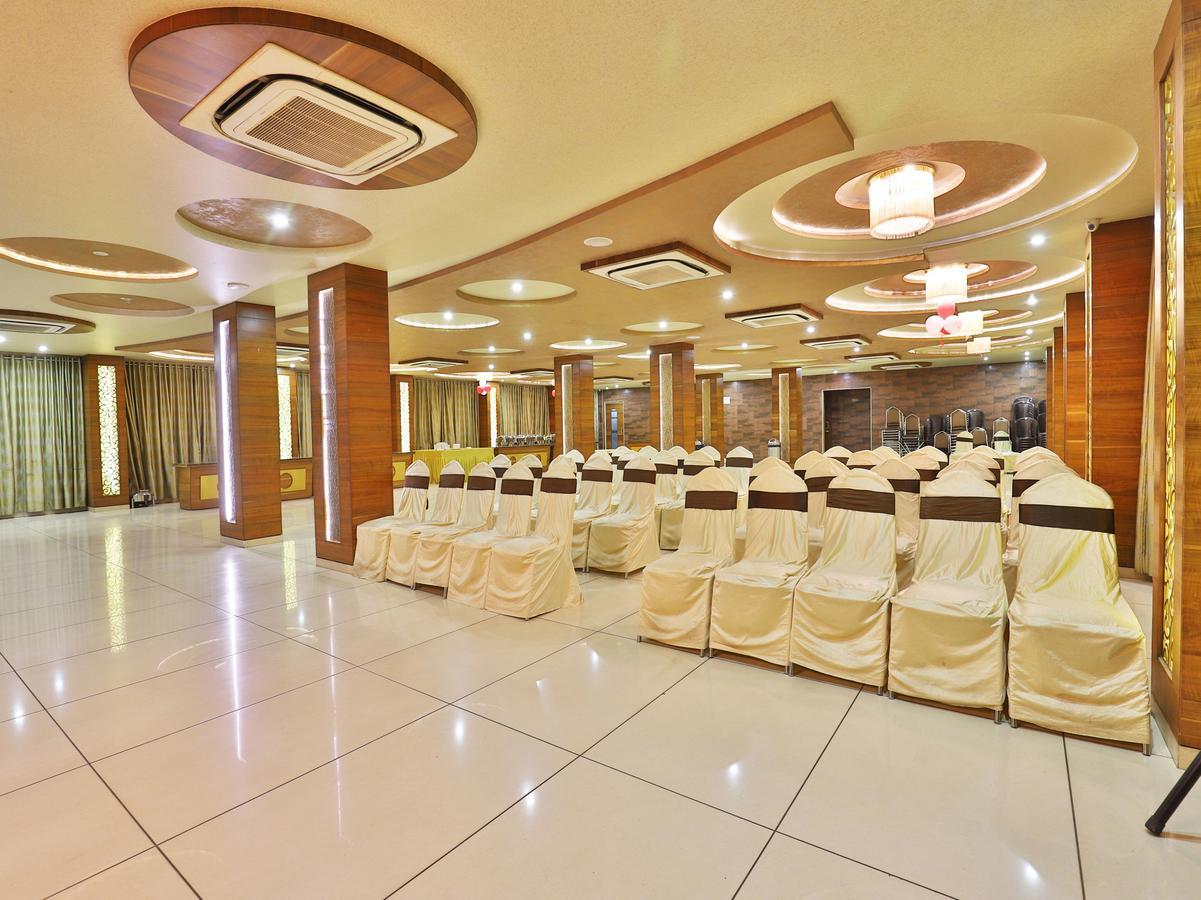 Oyo 13253 The Grand Vinayak Hotel Ahmedabad Eksteriør bilde