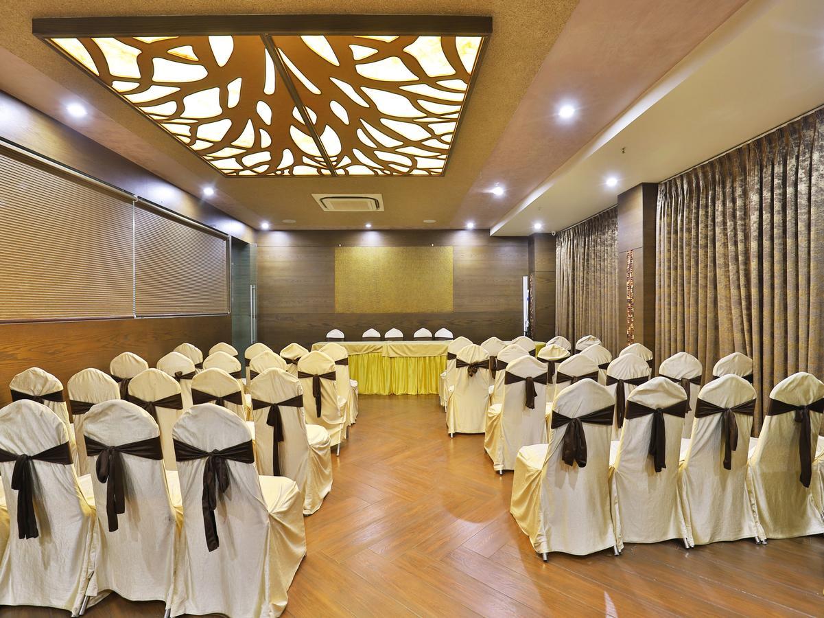 Oyo 13253 The Grand Vinayak Hotel Ahmedabad Eksteriør bilde