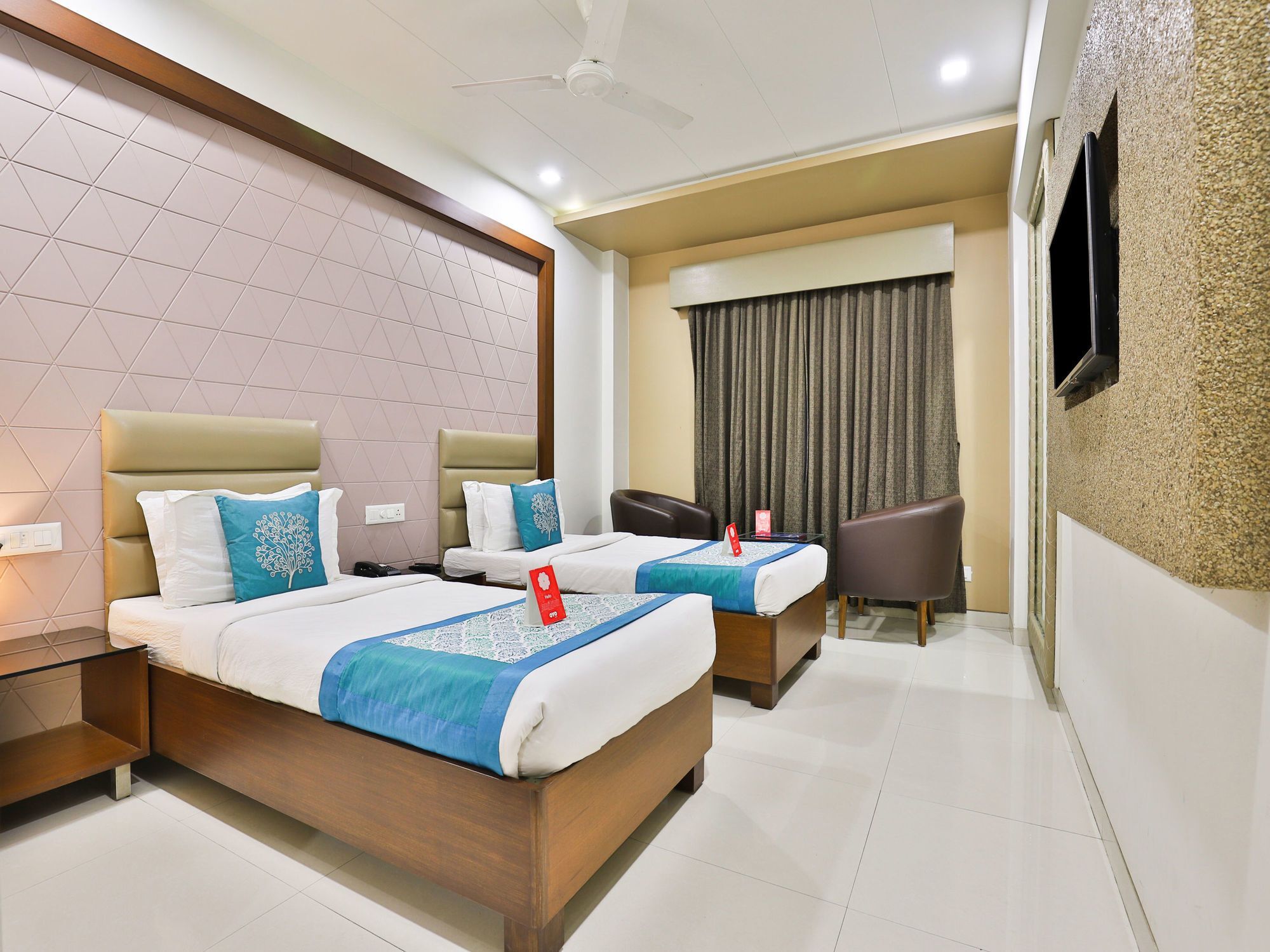 Oyo 13253 The Grand Vinayak Hotel Ahmedabad Eksteriør bilde