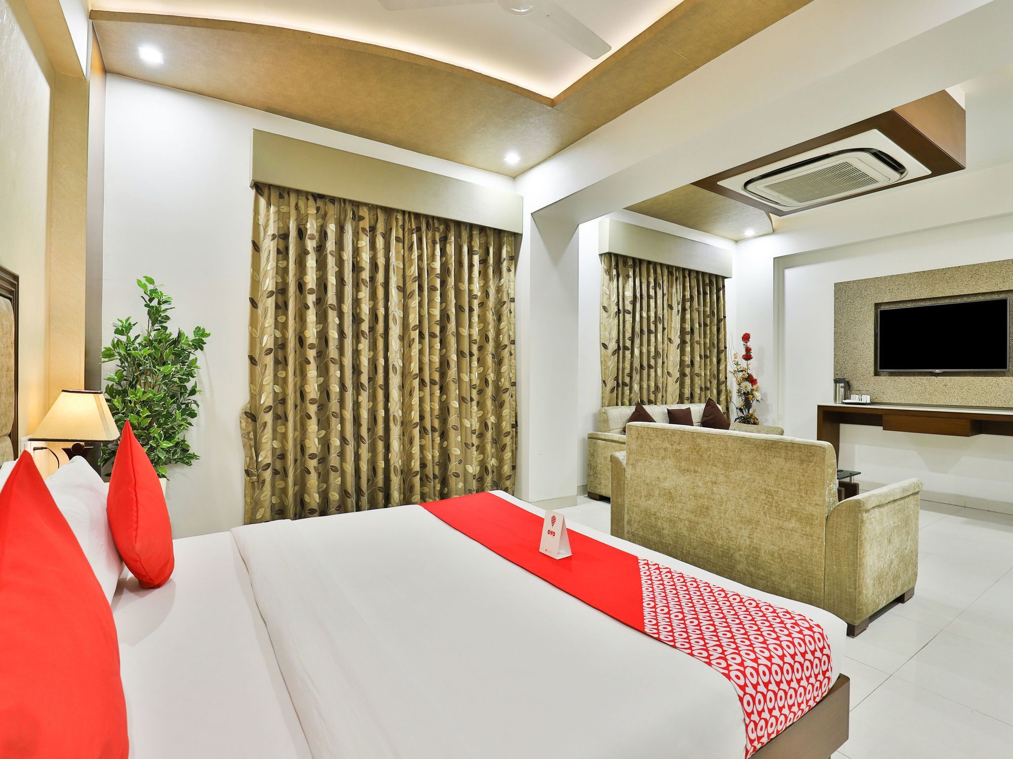 Oyo 13253 The Grand Vinayak Hotel Ahmedabad Eksteriør bilde