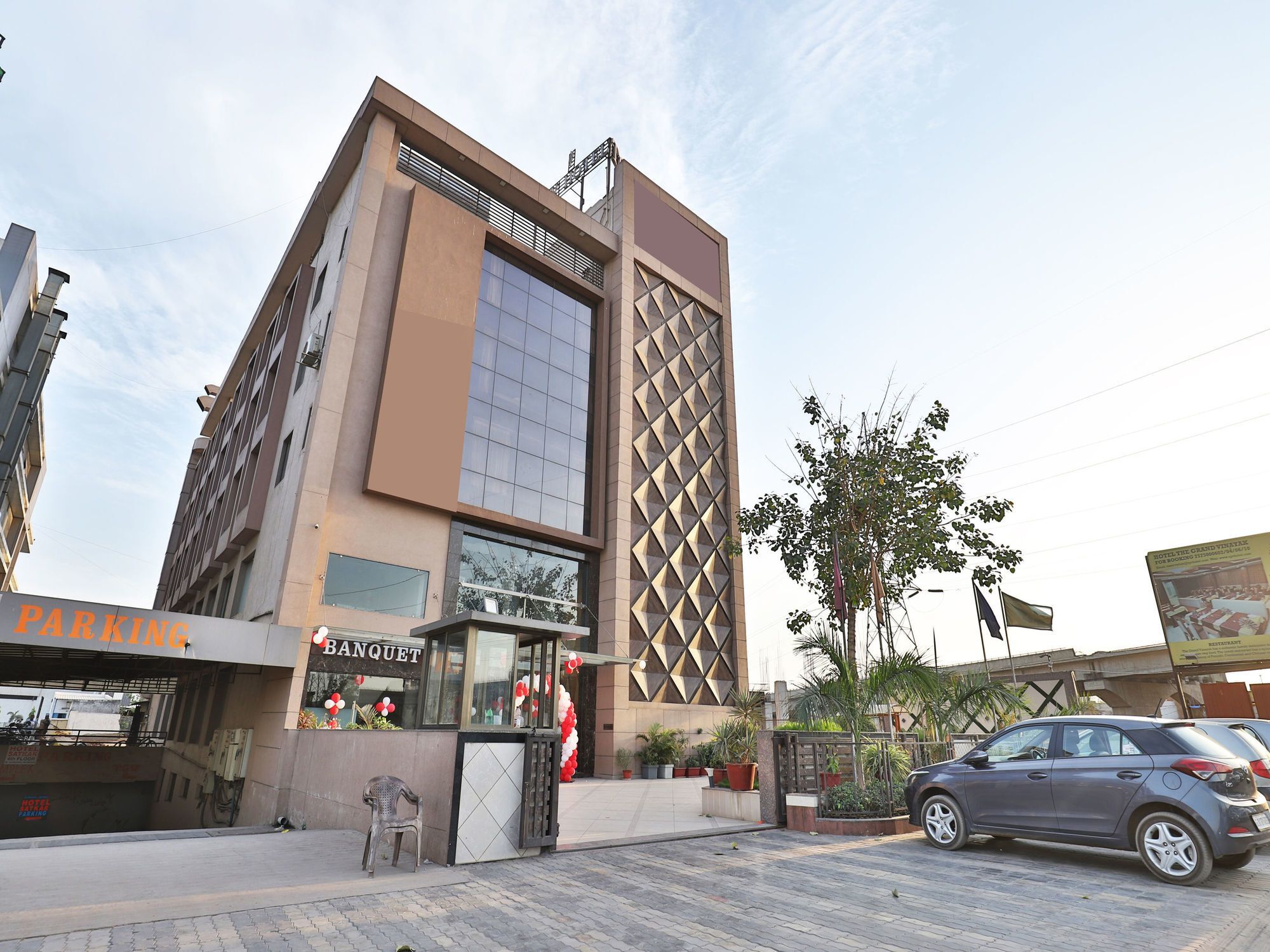 Oyo 13253 The Grand Vinayak Hotel Ahmedabad Eksteriør bilde